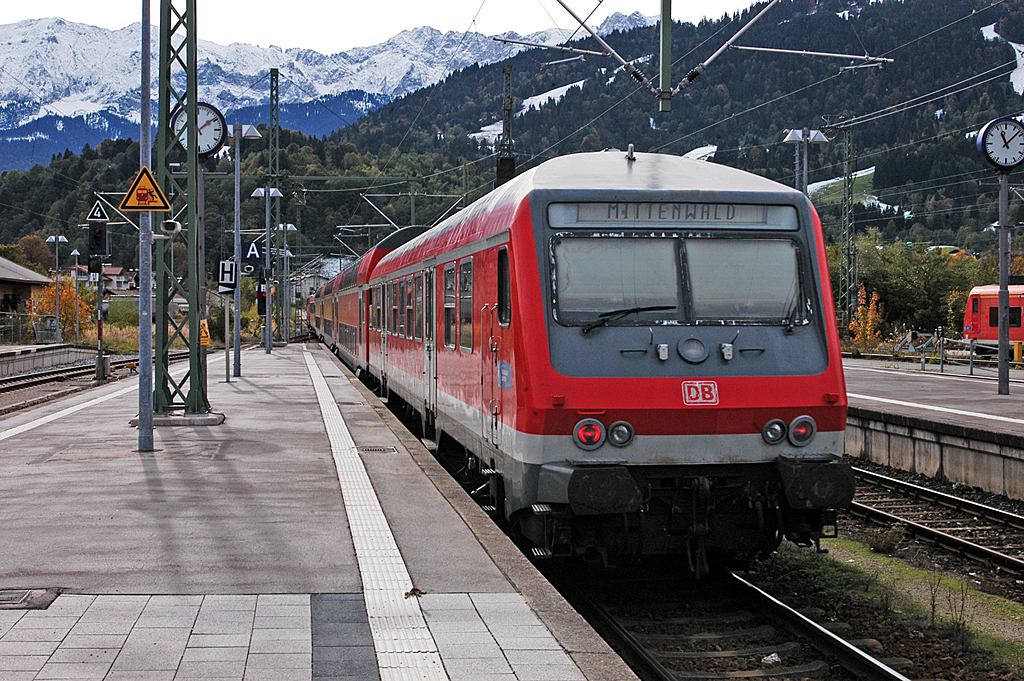 Garmisch-Partenkirchen állomását hagyja el a Regionalexpress, Mittenwald felé<br>(a külön nem jelölt képeket a szerző készítette)