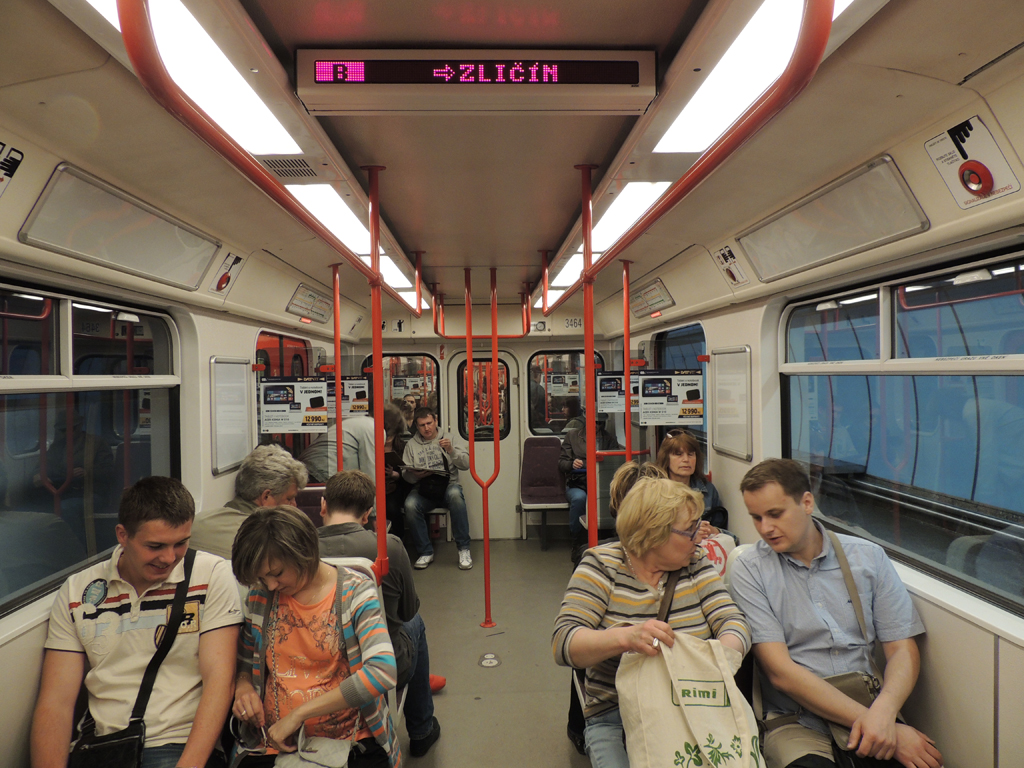 A B vonalon felújított metrókocsik járnak<br>(fotók: a szerző)