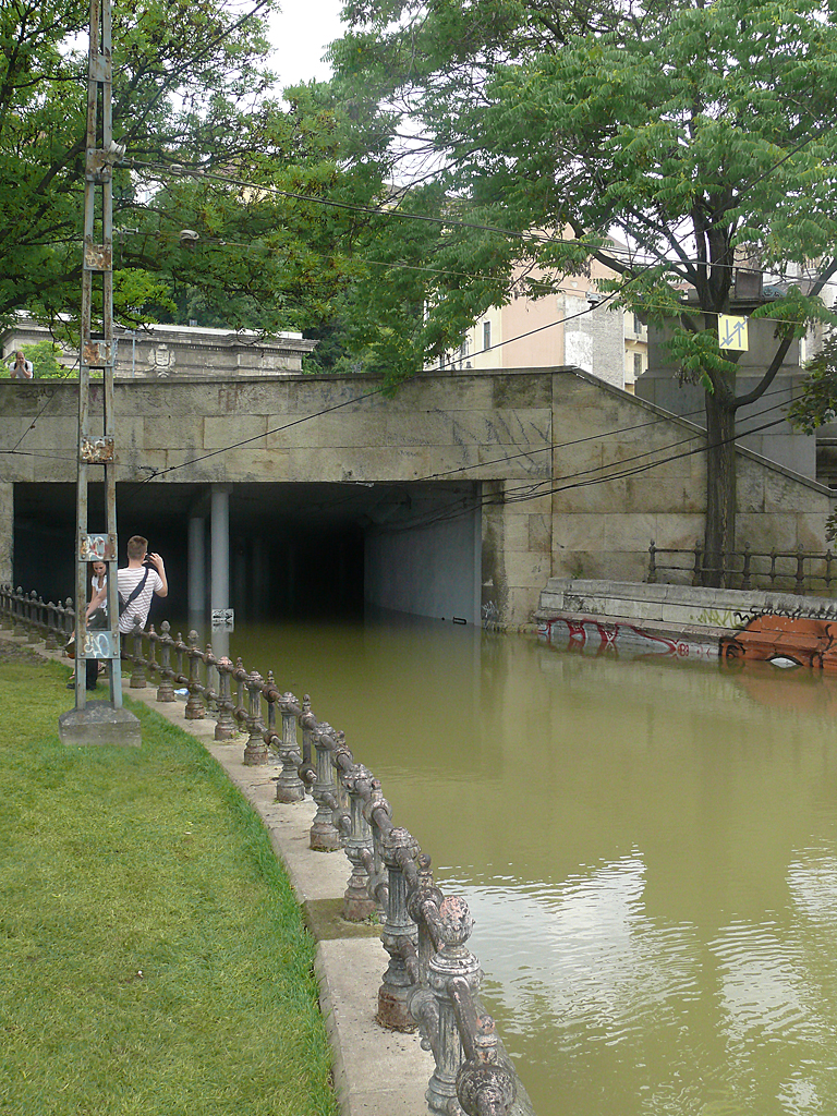 A júniusi árvíz a Lánchídnál<br>(a szerző felvétele)