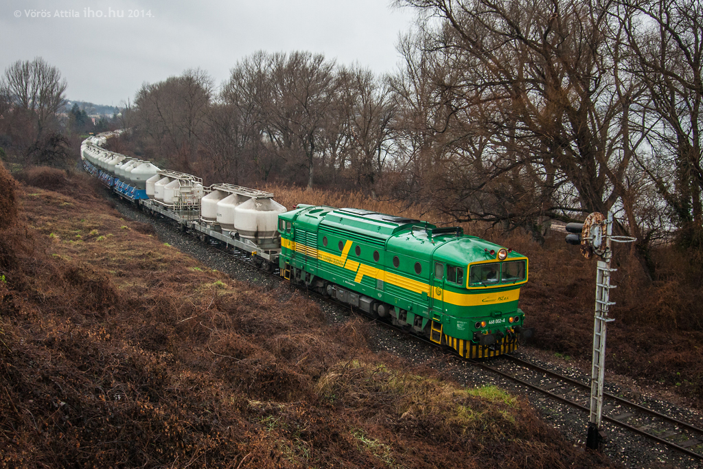 Lábatlan előtt a szép Búvár szép nagy vonatával<br>A képre kattintva galéria nyílik!<br>(fotók: Vörös Attila)