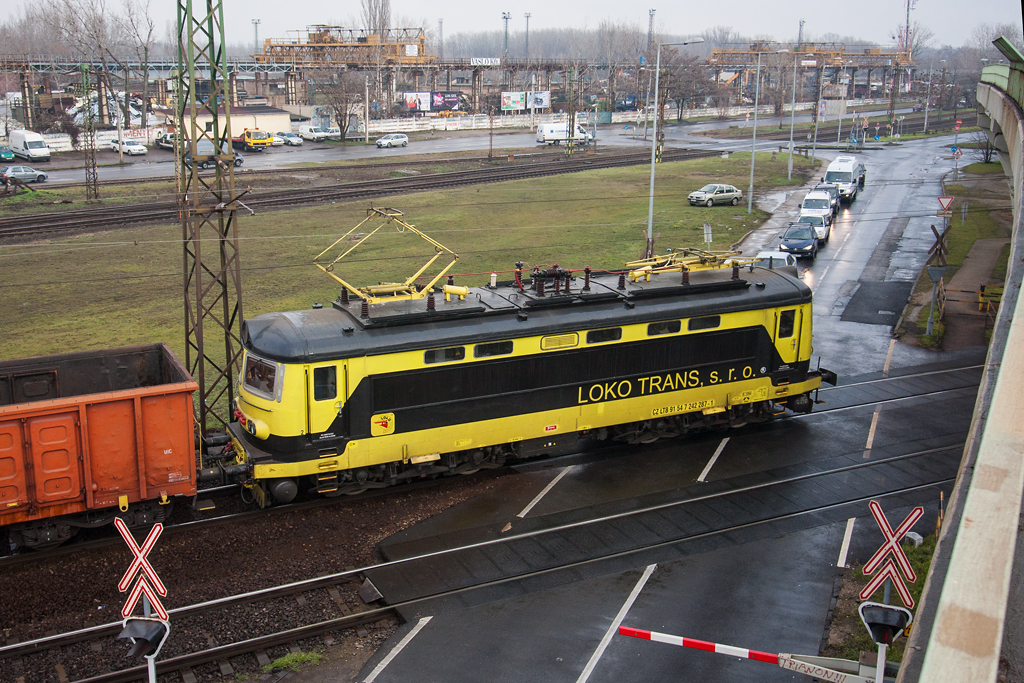 Rákos állomásról gyorsít Kürtös felé egy üres tehervonattal a Loko Trans gépe, amelyet a PSŽ használ<br>(képek: Vörös Attila)