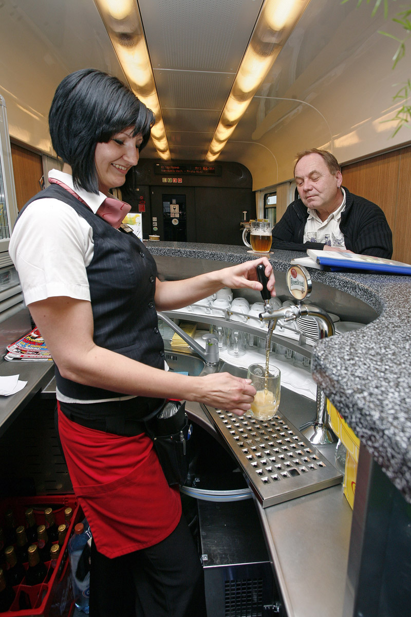 Az étkezőkocsikban csapolt sör is kapható, ahol már így is sokan állnak sorban
