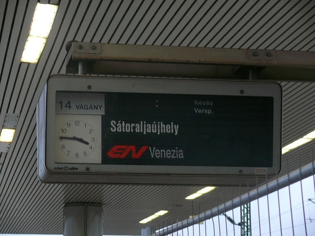 Ha majd a MÁV-Start is bevezeti az integrált utastájékoztatást, ilyen nem fordulhat elő – rég nem közlekedő vonatot a volt útvonalától távol eső állomással mutat Kelenföld tájékoztatója a menetrendváltás előtti napon, 2013.december 14-én<br>(Kemsei Zoltán felvétele)