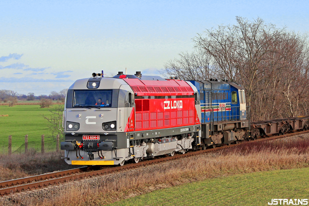 Ugyanaz a mozdony a Railpage.net képén Dunaszerdahely közelében
