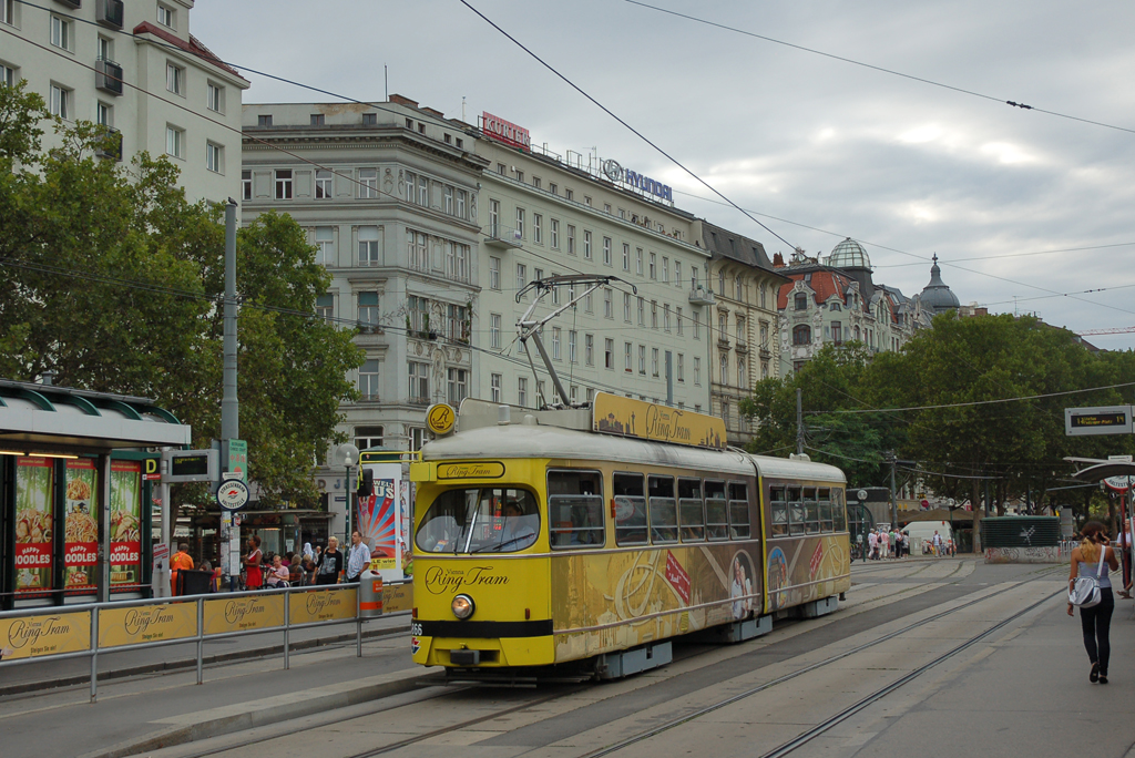 Nosztalgiavillamos, az úgynevezett Ring Tram a Schwedenplatzon. Ezzel a járattal körbe lehet utazni a bécsi Ringen