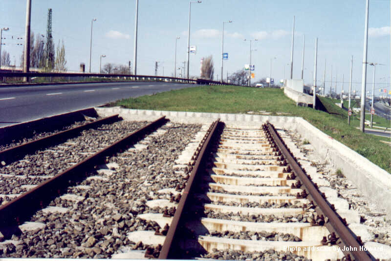 A Mester utcánál végetérő sínek 2000 nyarán<br/>(az archív fotókat Horváth János, a jelenkoriakat a szerző készítette)