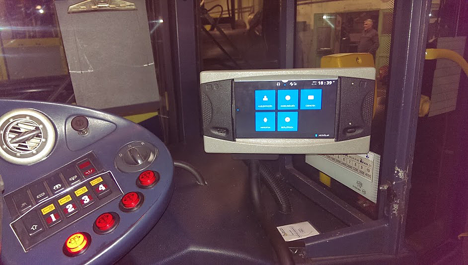 A most tesztelt fedélzeti egység az egyik Neoplan autóbuszban<br>(a képek forrása: MVK Zrt.)
