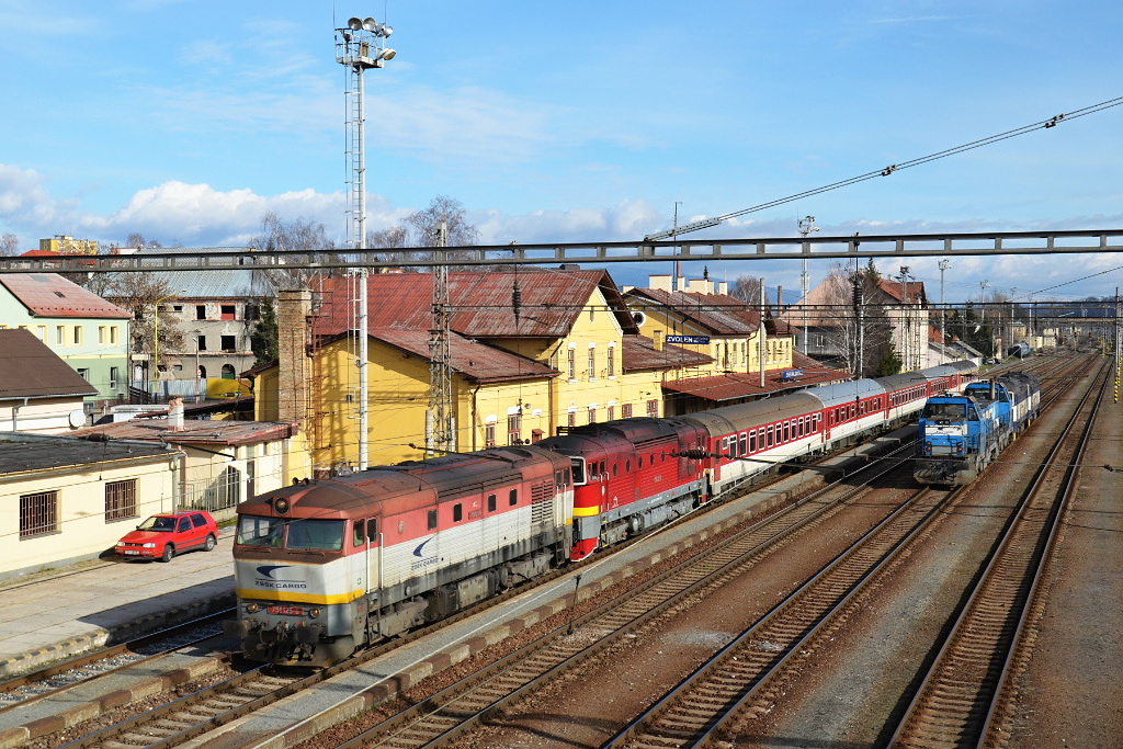 Búvár vontatta gyorsvonat Bardotkás előfogattal Zólyomban<br>(fotó: railtrains.sk)