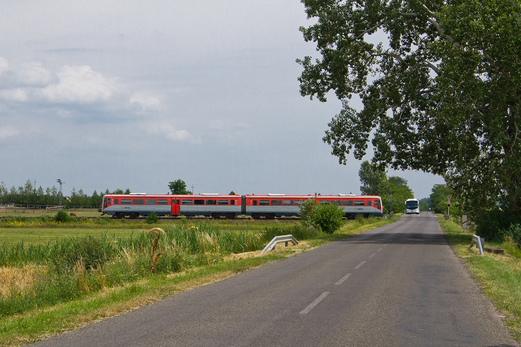 Bácsalmásnál a vonat Mélykútnak kanyarodik, szemből a busz Csikéria felől érkezik<br>(fotó: Vörös Attila)