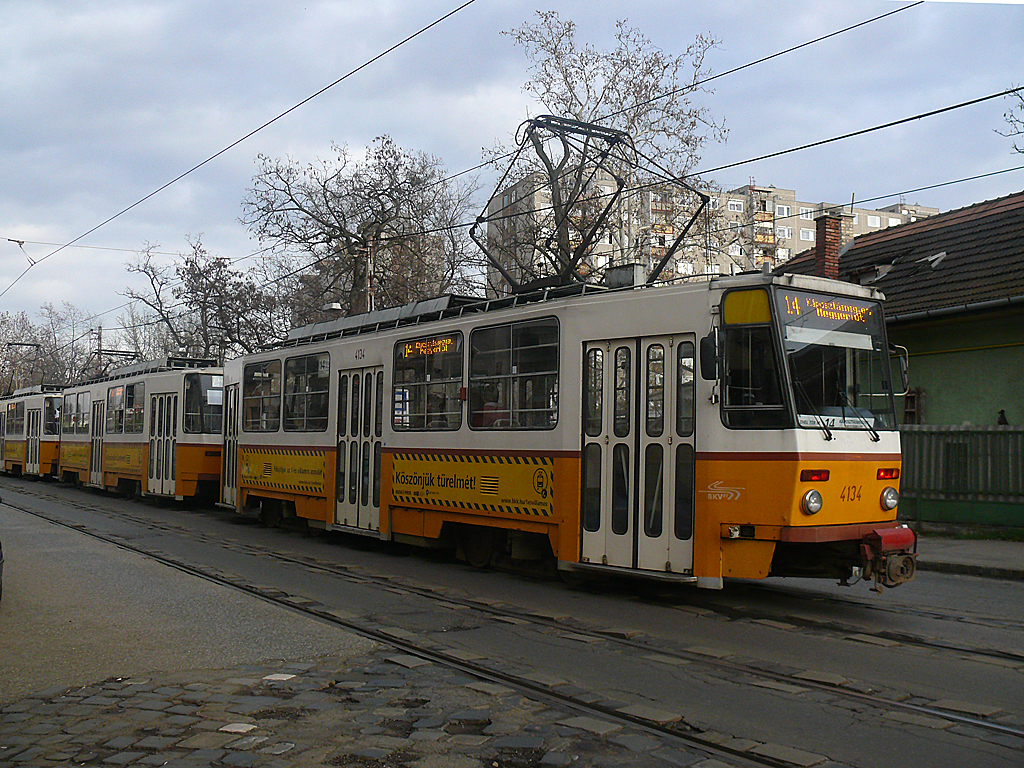 Az 1-es villamos felújítását ezúttal Újpesten hirdeti ez a barossos szerelvény<br>(a szerző felvétele)
