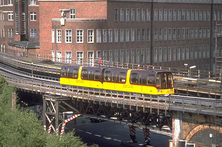 A rejtély megfejtése: Magnetbahn, ideiglenes, kísérleti jármű az egykori Hochbahn Potsdamer Platz felé vezető, megszűnt szakaszán<br>(forrás: bahnbilder.de)