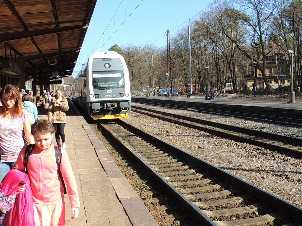 Praha-Klánovice megállóhoz közelít az S1-es vonal személyvonata Český Brodról<br>(fotók: a szerző)