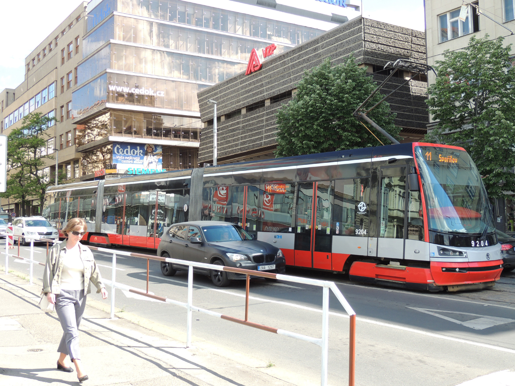 A Muzeum megálló közelében lassított le a Škoda 15T ForCity<br>(fotók: a szerző)