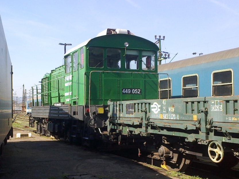 A zöld mozdony a Keleti fűtőházban vár a következő szolgálatra<br>(fotó: iho)