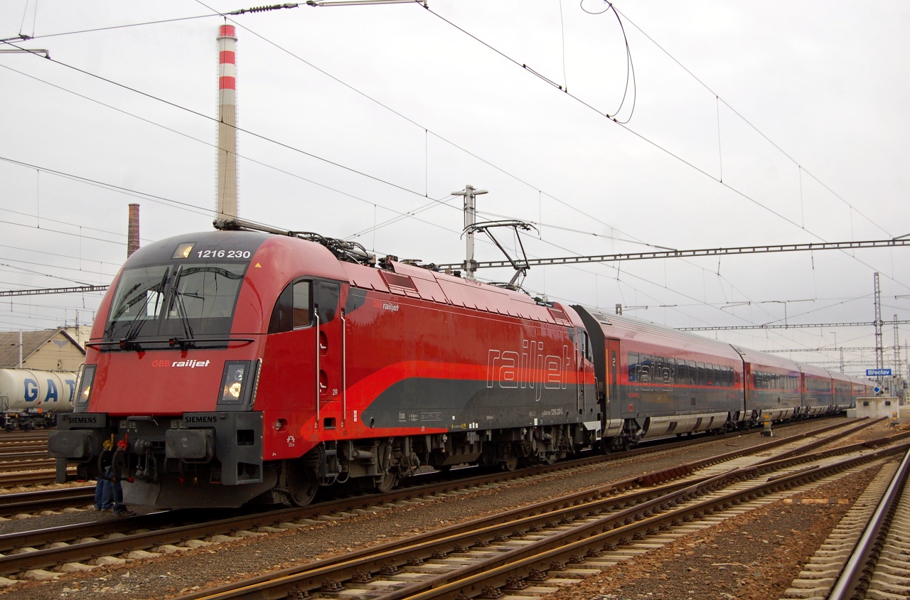 A 230-as Taurussal az élen érkezett Leventevárra (Břeclav) a railjet szerelvény<br>(fotó: railtrains.sk)