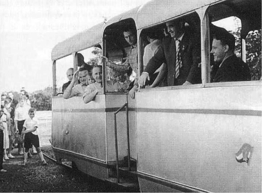 Kádár János, az MSZMP Központi Bizottságának első titkára 1960. július 17-én látogatott a városba. A Vasmű meleghengerművének avatási ünnepségére érkezett, ekkor utazott először a kisvasúton. Ő már – elődjével ellentétben – nem tartotta fontosnak a megnyitás napján történő utazást<br>(fotó: Karap Krisztián gyűjteménye)