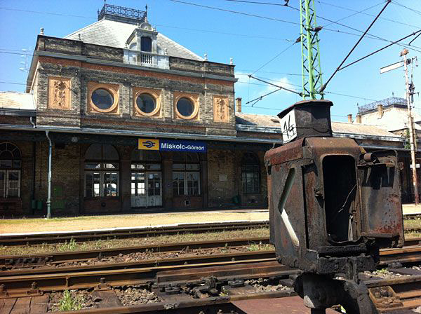 Az állomásépület dominanciája miatt hajlamosak vagyunk átsiklani azon a tényen, hogy a vágányok között mindenféle utas-infrastruktúra hiányzik – Miskolc-Gömöri<br>(forrás: www.boon.hu)