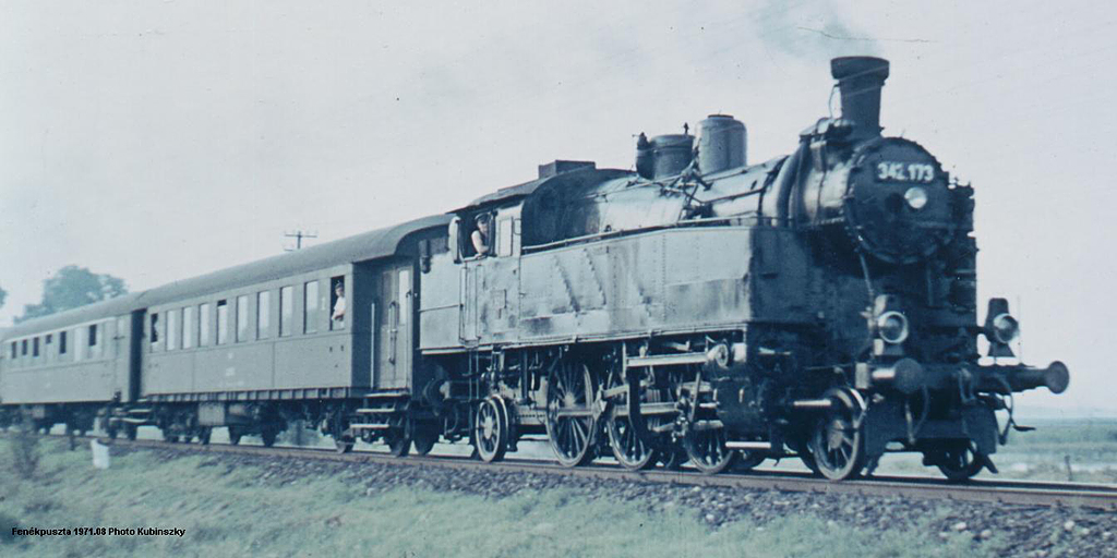 A Ba 5843-as kocsi egy 342-es mozdony mögött Fenékpusztánál<br>(dr. Kubinszky Mihály felvétele)
