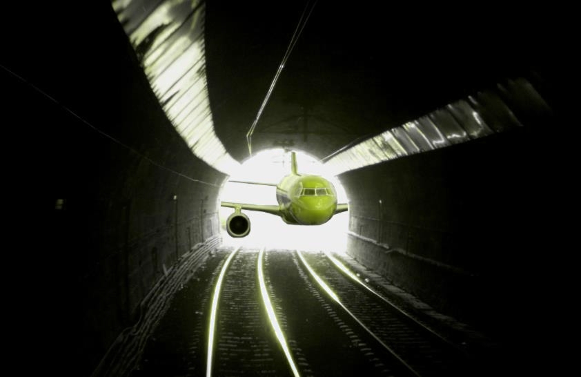 Áll a forgalom a Déli pályaudvarnál, mert egy repülő ütközött az alagútnak<br>(fotó: iho)