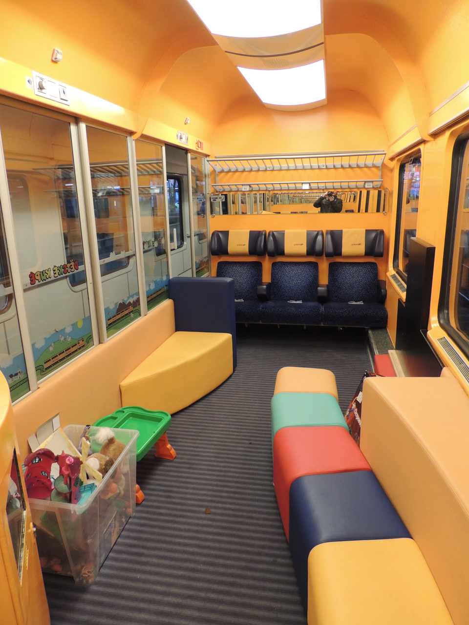 Kellemes időtöltést sejtet a játszóház a vonaton<br>(a fotókat a szerző készítette)