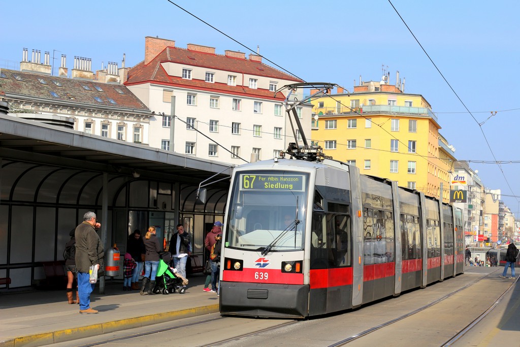 A 67-es villamos az U1-es jelenlegi végállomásánál, a Reumannplatznál, már rövidített útvonalon<br>(a szerző felvétele)