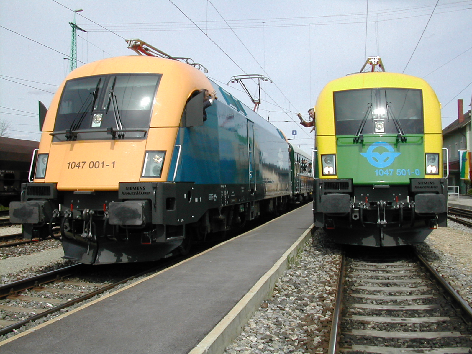 Kukelly Márton és Berényi János, a két vasútvállalat akkori vezérigazgatói üdvözlik egymást az új mozdonyokból<br>(fotó: Indóház-archív)