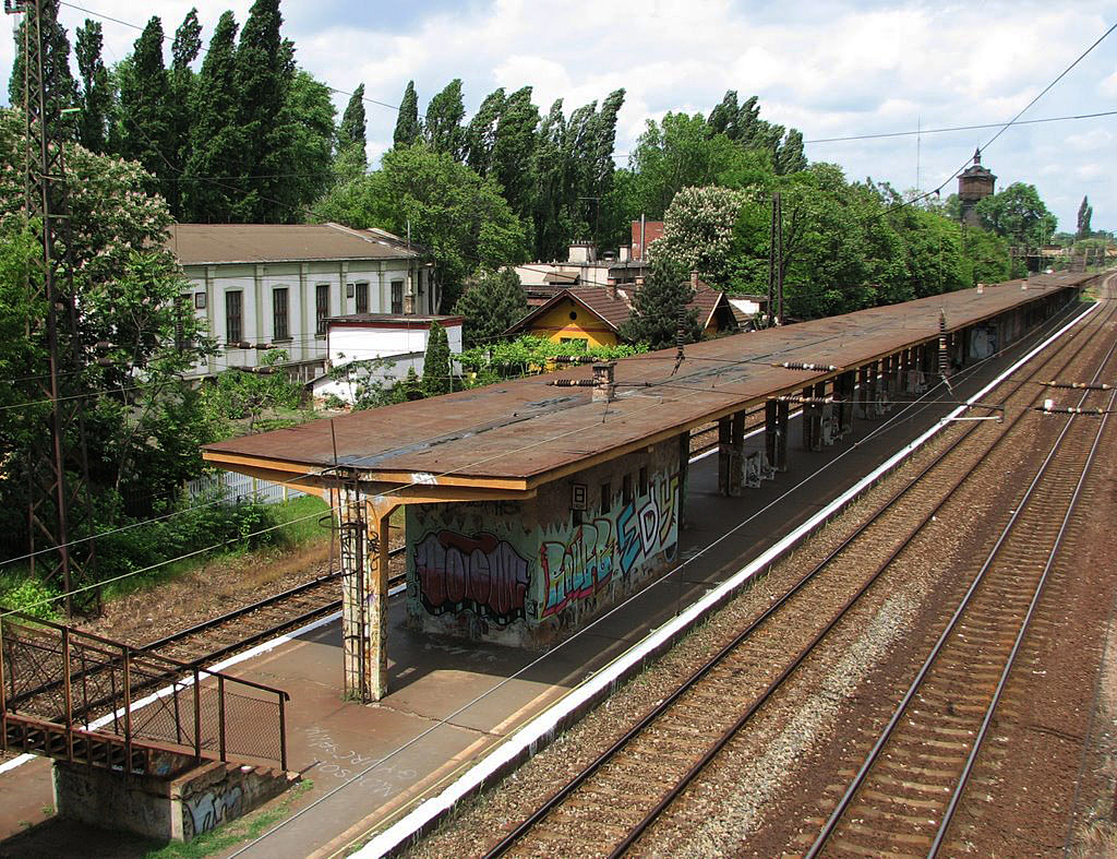 Kis forgalmú állomáshoz perontető jár, ha az vasúti munkahelyet szolgál ki. Itt éppen Istvántelken<br>(forrás: www.panoramio.com)