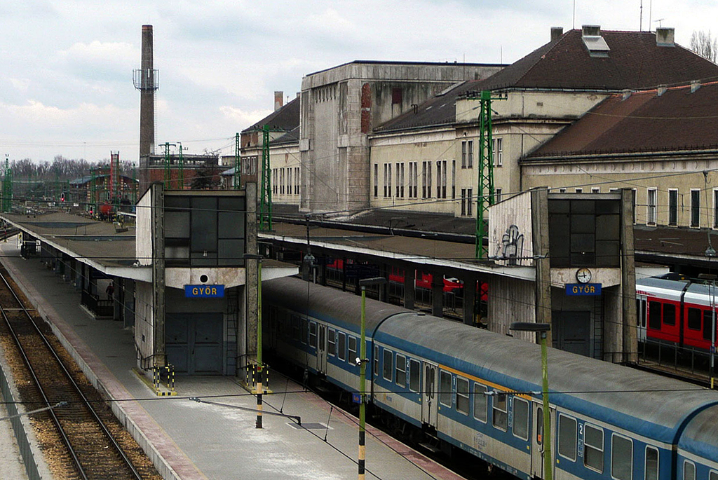 A győri állomás arculatváltására a perontetők átépítése tette fel a töviskoronát<br>(forrás: www.moderngyor.hu)