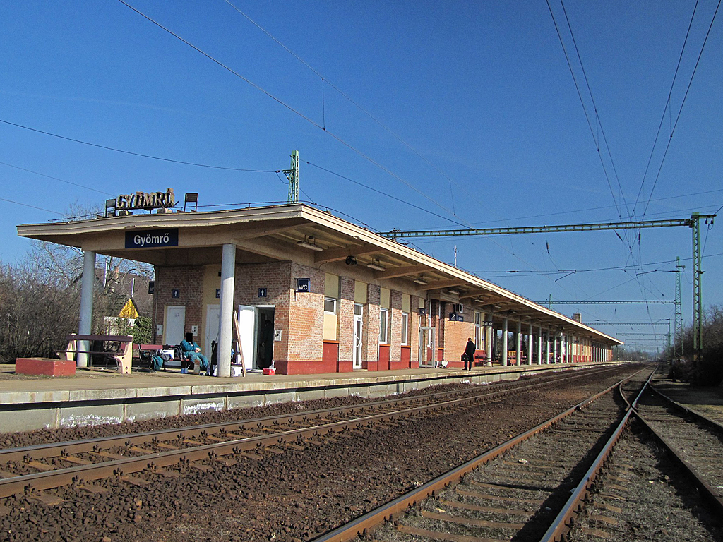 Felvételi épülettel összeépített perontető Gyömrőn. Mértéktartó, követhető, bár nem sorozatérett példa<br>(forrás: www.vasutimenetrend.hu)