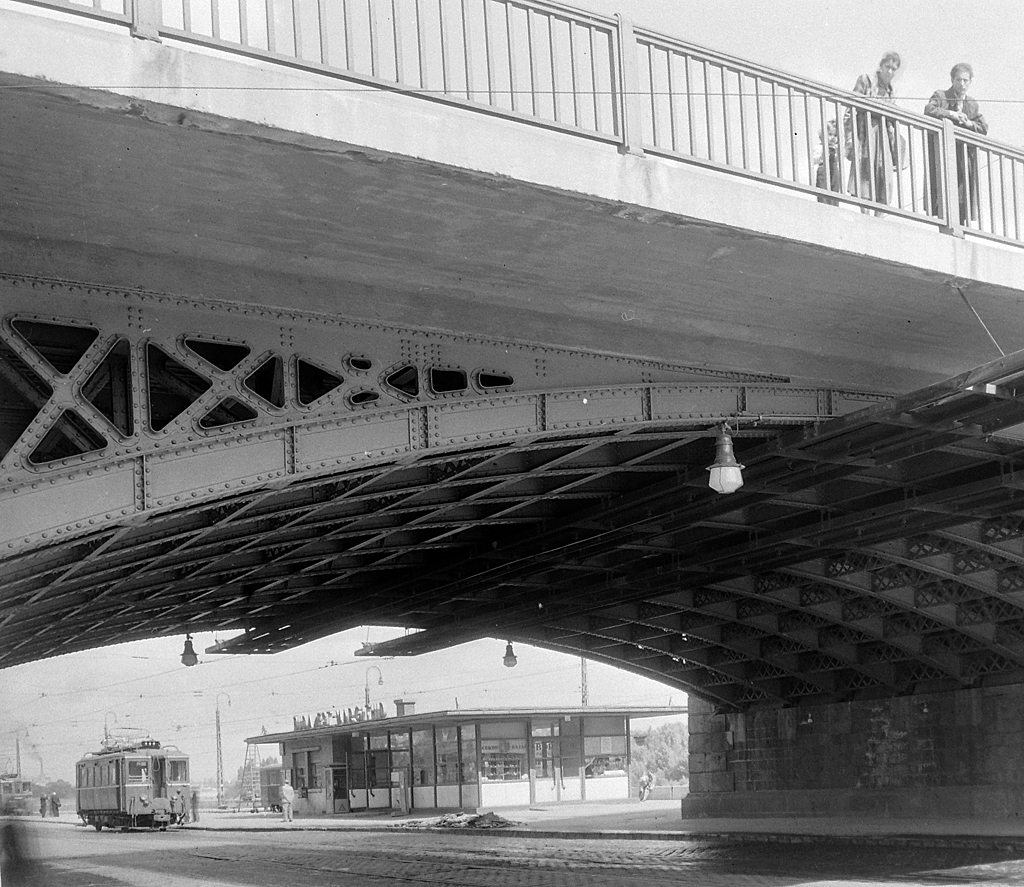 A Margit híd alatt átvezető sínek a hatvanas években (forrás: Fortepan)