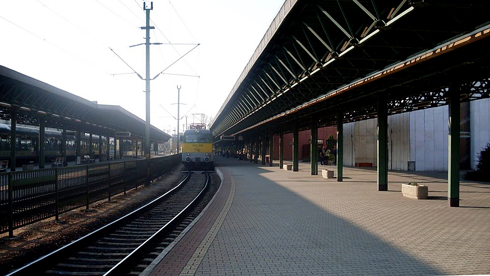 Igényesnek tűnő vasúton igényesnek tűnő, egyedi perontető: Sopron<br>(forrás: www.panoramio.com)