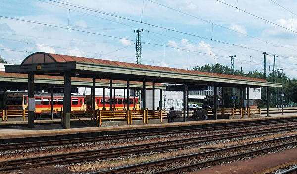 Nyíregyházi „perontetők”. Kicsi ez ekkora állomáshoz<br>(forrás: www.vasutallomasok.hu)