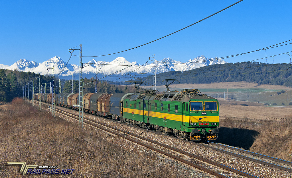 A szlovák vasúti idill: a Tátra alatt az állami Cargo hosszú tehervonata nyúlik<br>(fotó: railpage.net)