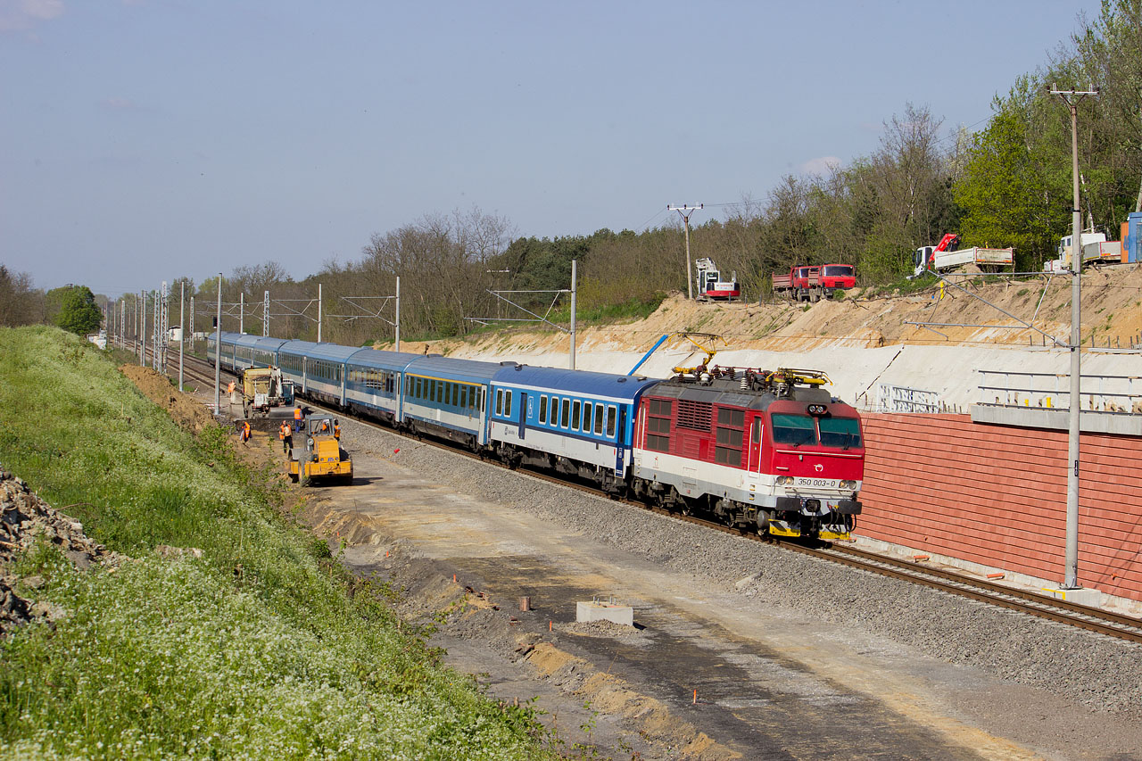 A Hungária EC az új cseh kocsival közeledik Pozsony felé<br>(fotó: railtrains.sk)
