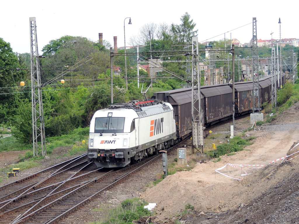 Egy gyorsvonat előtt tért ki a Lipcsébe tartó fémalkatrészekkel teli vonat Praha-Bubeneč állomáson<br>(fotó: a szerző)