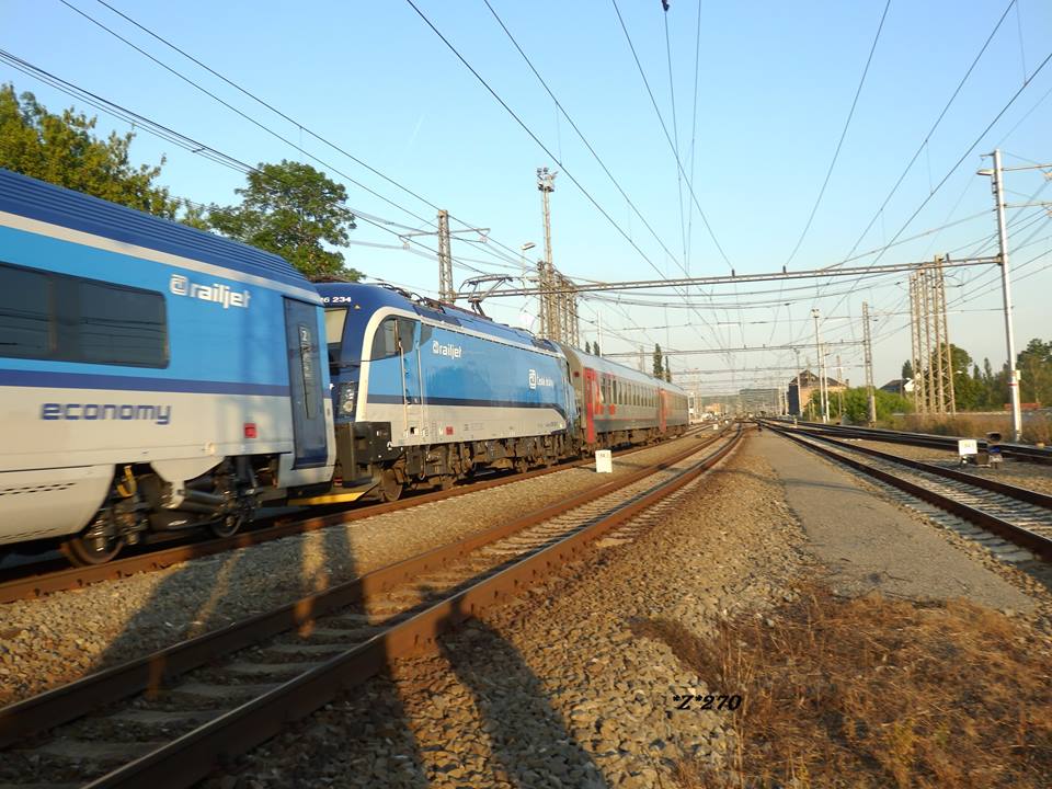 A cseh railjet végén ott lóg a két orosz hálókocsi<br>(fotó: ČD Facebook)