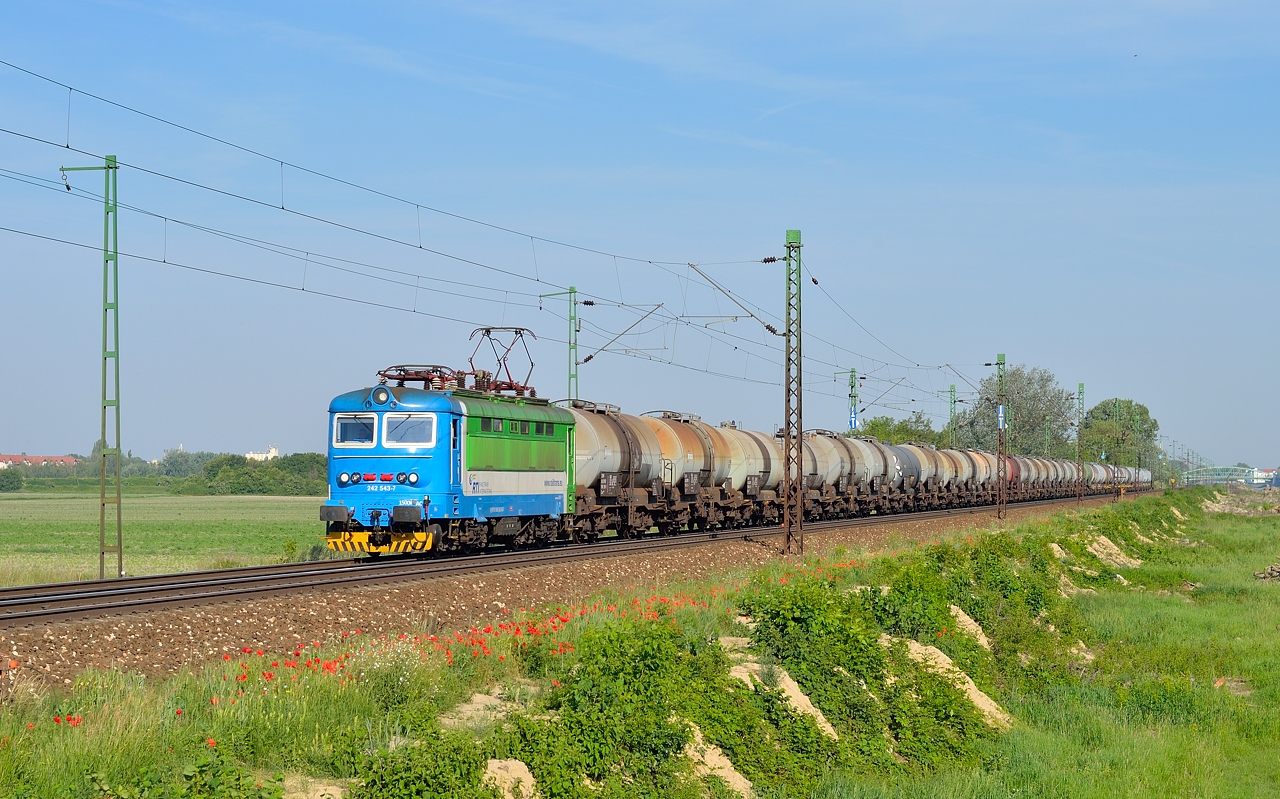 Komárom és Almásfüzitő között halad a kék–zöld Plehács<br>(fotók: railtrains.sk)