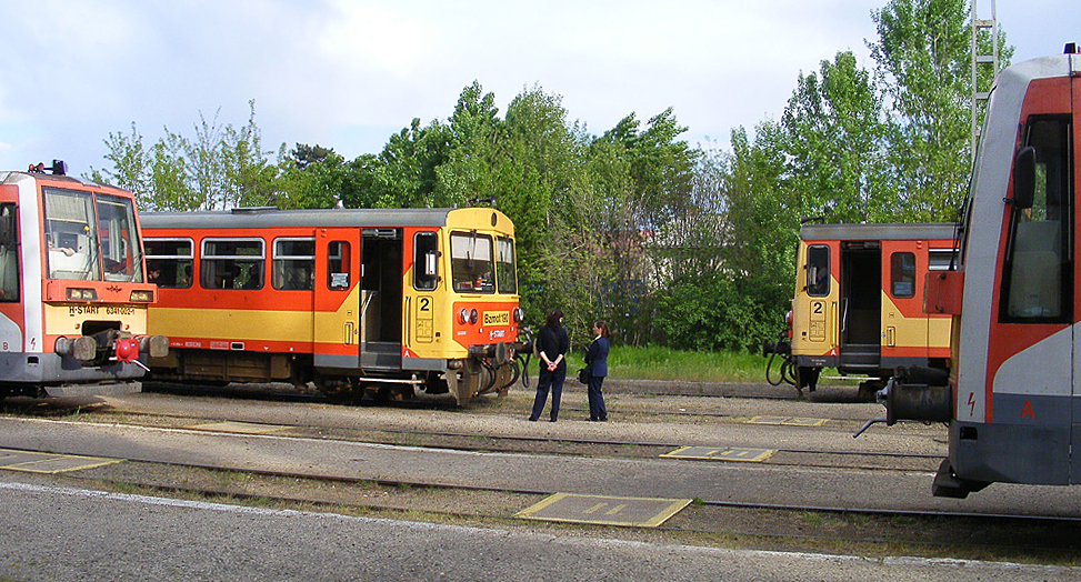 A nevezetes négyes vonatkereszt, a nagyobbak rendre Szolnok és Kecskemét, a szerényebbek Kiskunfélegyháza és Kunszentmárton felé igyekeznek<br>A képre kattintva fotógaléria nyílik<br>(a szerző felvételei)
