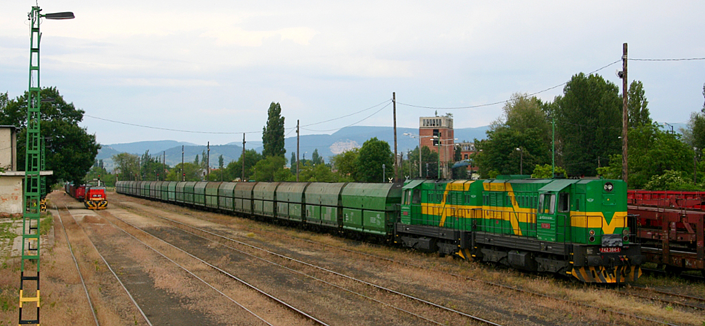 Júniusban hetente két-három, a PSZ gépével továbbított szénvonat indul a tokodi brikettgyárból, rendszerint komáromi határkilépő vonatokról van szó. Az első néhány vonatot Búvárral, az utóbbiakat szinkron Kocúrokkal vontatták>br>A képre kattintva galéria nyílik<br>(Faragó Ferenc felvételei)