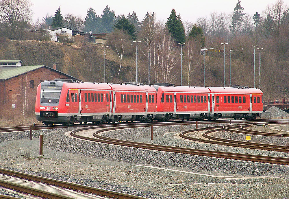 A DB 612-es sorozatú dízel motorvonata az akkor még felsővezeték nélküli Plauen felső állomáson. Kettős csatolásban sem tud még 300 utast sem elvinni