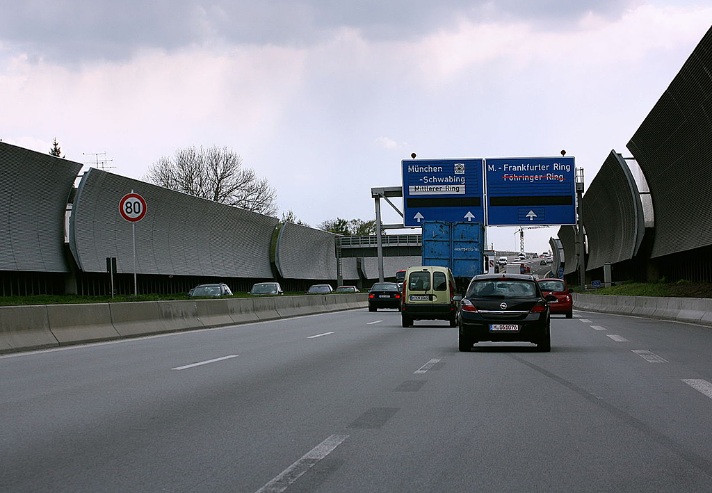Egyedileg tervezett zajvédő fal Münchenben<br>(forrás: www.panoramio.com)