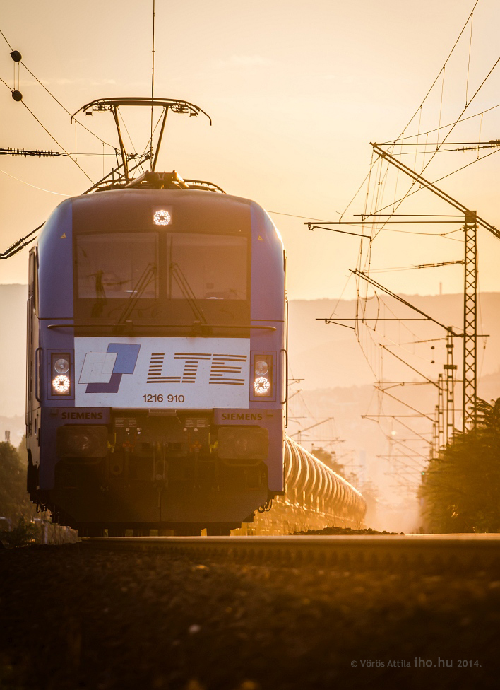 Az LTE tartályvonata Kelenföld és Ferencváros között robog az 1216 910-essel az élén. Mögötte hidegen egy zöld Traxx is a vonatba volt sorozva<br>(fotó: Vörös Attila)
