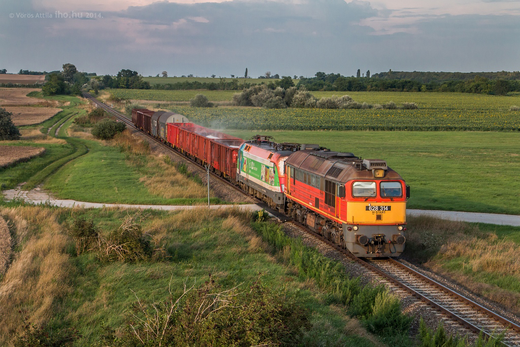 Szergej emeli át a Rail Cargo Hungaria Ferencváros–Murakeresztúr vonatát a 44-es vonalon. A felvétel Szabadbattyán közelében készült
