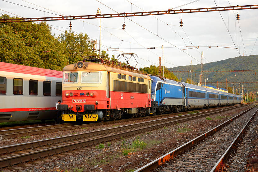 Cseh Plecháč vontatja az osztrák Taurust és Railjetét Dévényújfalunál<br>A képre kattintva galéria nyílik<br>(fotók: railtrains.sk)