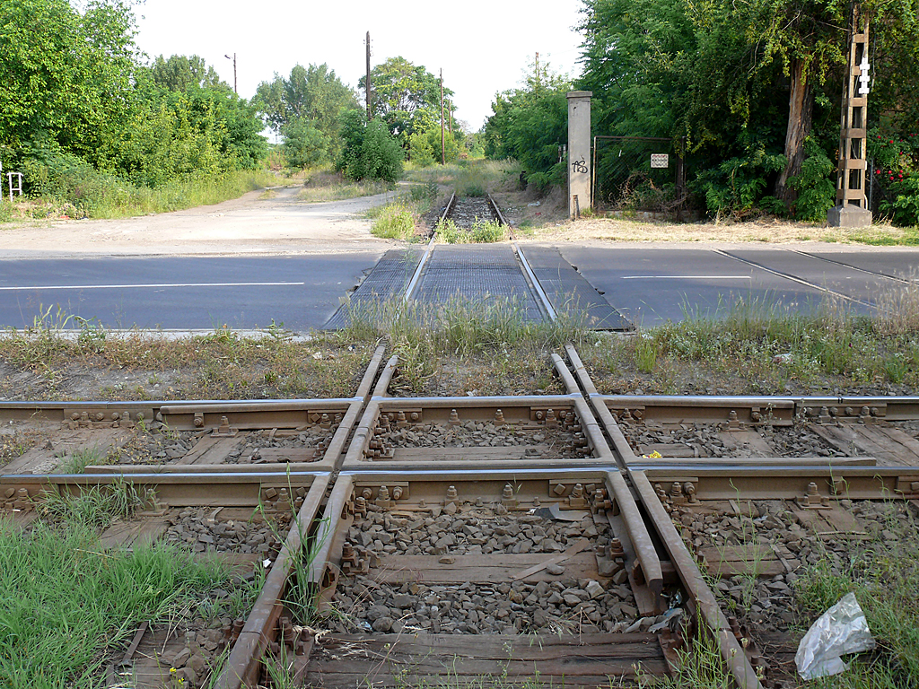 Amikor még egy villamosvágány keresztezett már csak egyetlen vasúti vágányt<br>A képre kattintva galéria nyílik<br>(a szerző felvételei)