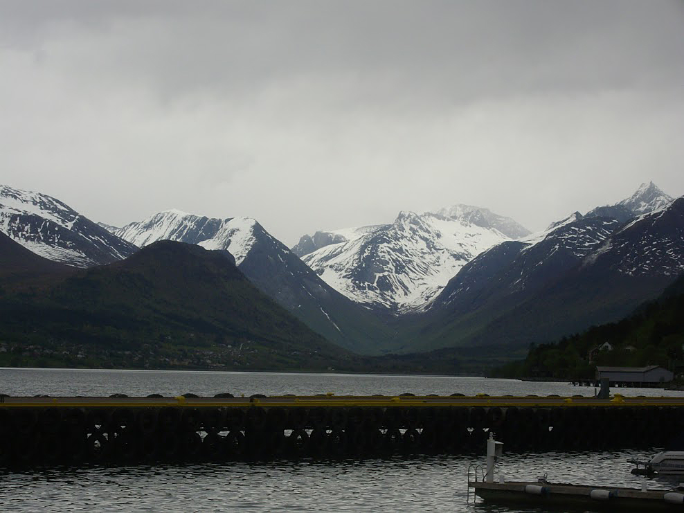 Móló, fjord és hegyek Andalsnes vasútállomása mellett