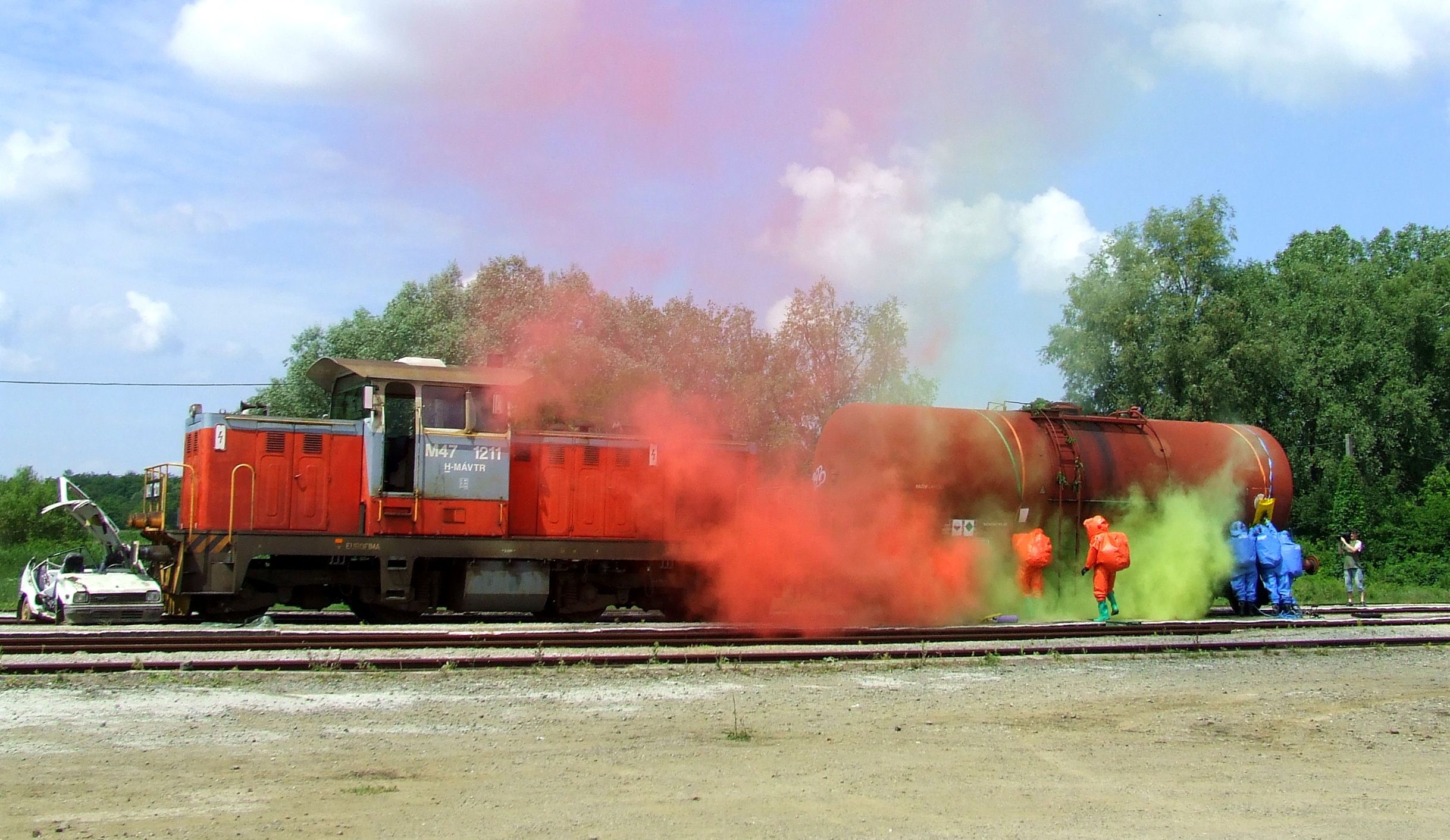 Az utolsó vonat Harkányban. A Dácsia a tartálykocsival katasztrófavédelmi gyakorlatra érkezett Pécs–Villány felől 2011 nyarán<br>(Heidfogel Csaba felvétele)