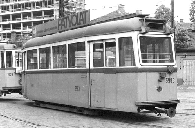 Az UV pótkocsik egyike kívül...<br>(forrás: A főváros tömegközlekedésének másfél évszázada, Budapest 1987)