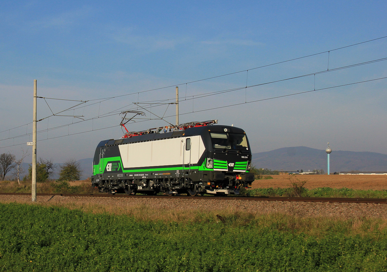A Siemens Vectronja Nagyszombat közelében<br>(fotó: railtrains.sk)