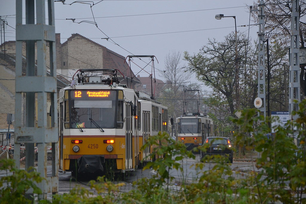 Állnak a villamosok Újpesten hétfő délután<br>A képre kattintva galéria nyílik<br>(a szerző felvételei)